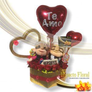 Corazón de rosas con peluche viejitos y chocolatina hersheys