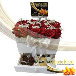 Cajón de chocolates con rosas rojas