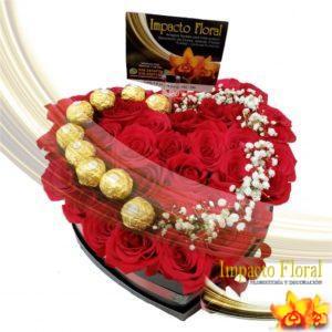 Caja de corazón con rosas y chocolates