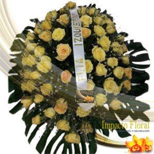 Corona de piso con rosa amarilla y cinta