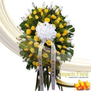 Corona fúnebre de trípode con rosas amarillas y crisantemo