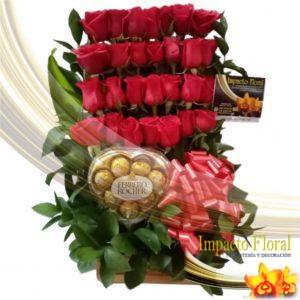 Arreglo floral de rosas rojas con chocolate ferrero